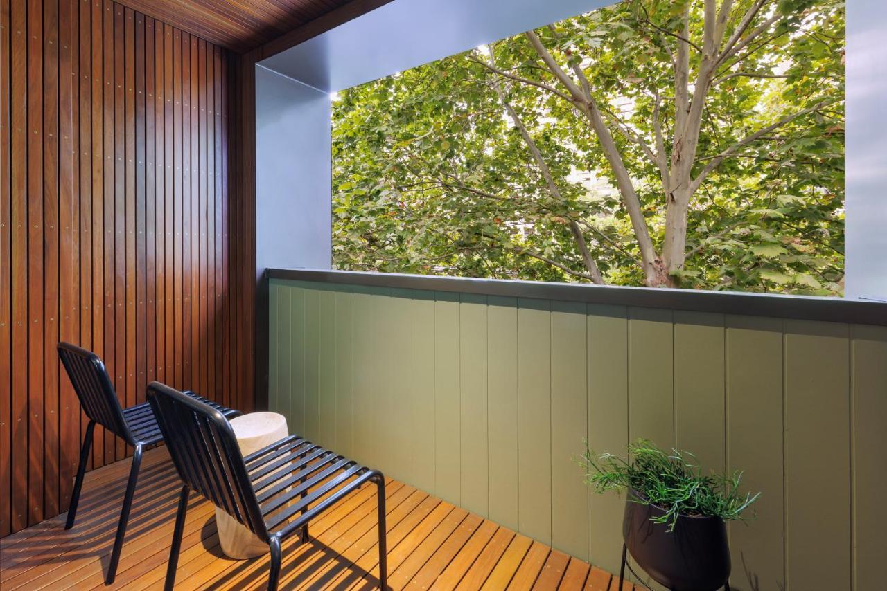 202 Elizabeth Hotel Sydney Luaran gambar A balcony with a green wall